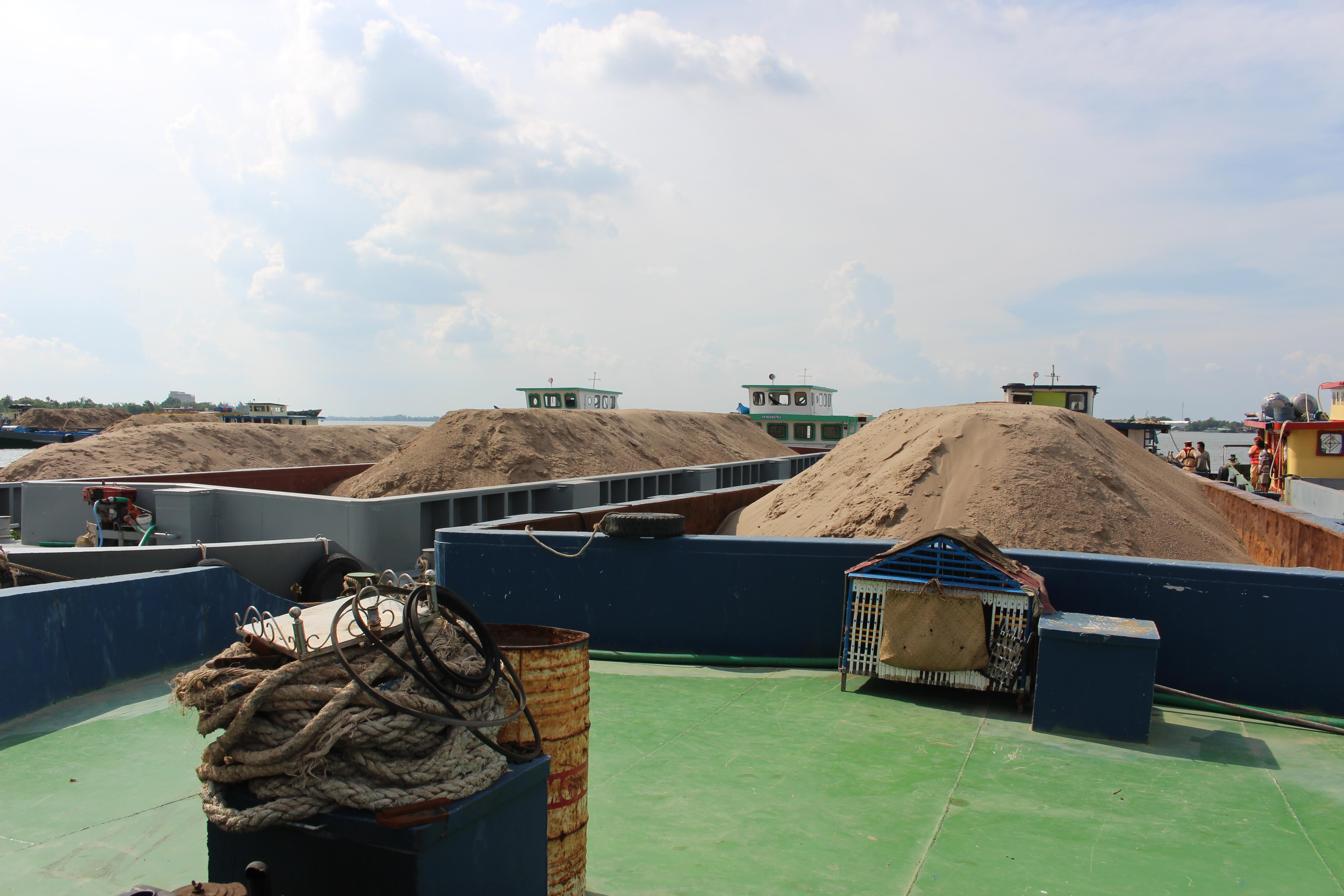 Nhức nhối nạn khai thác cát trái phép ở Bến Tre